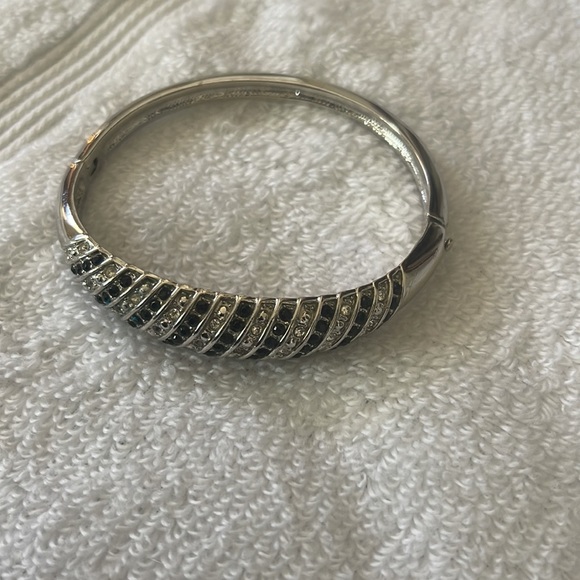 Beautiful silver Bangle - Picture 3 of 4